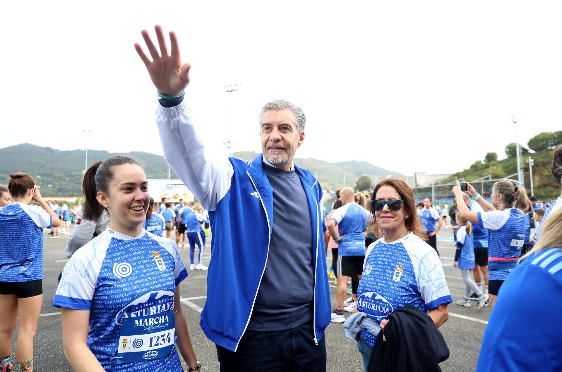El centenario del Real Oviedo tiñe las calles de azul
