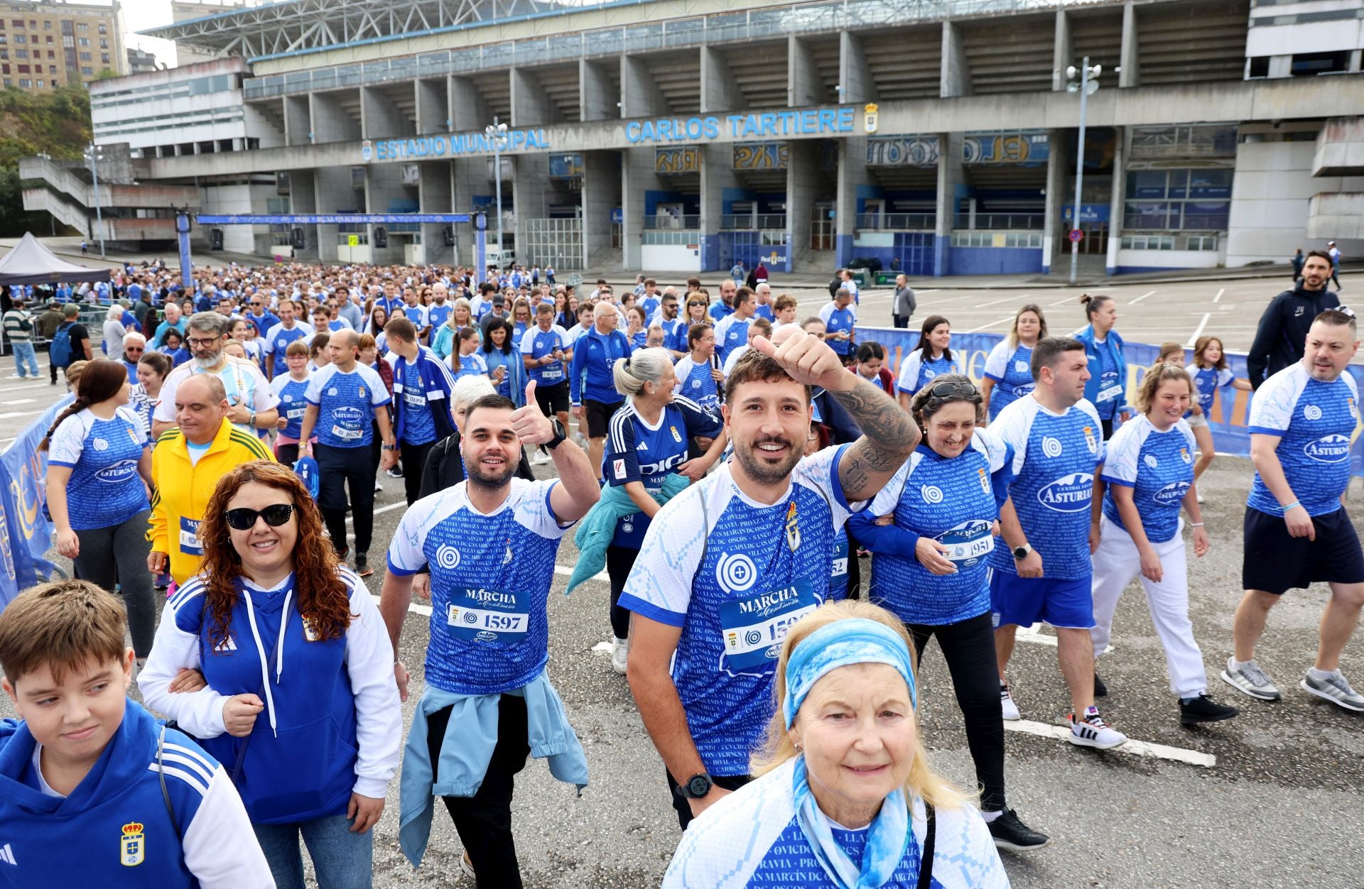 El centenario del Real Oviedo tiñe las calles de azul