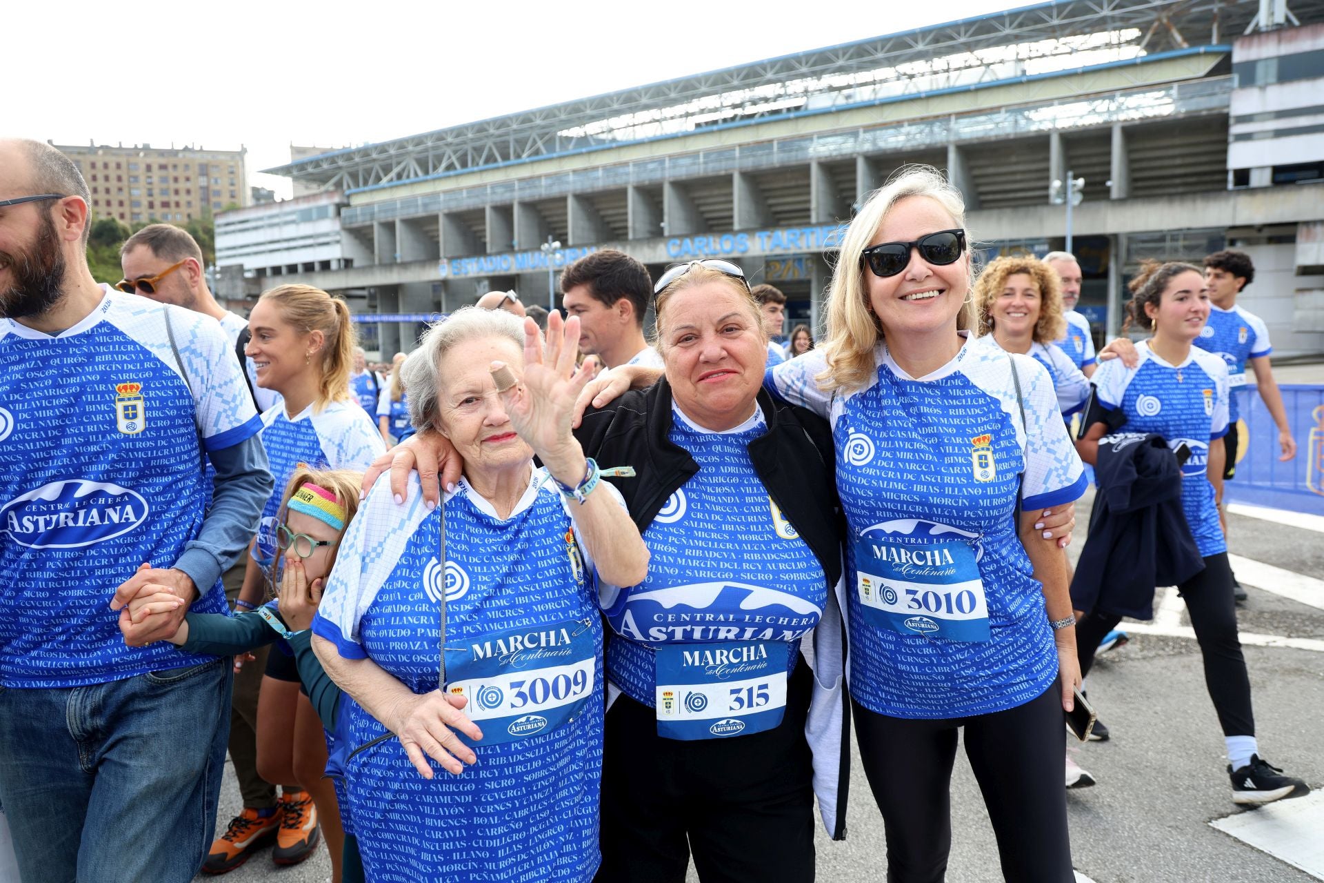 El centenario del Real Oviedo tiñe las calles de azul