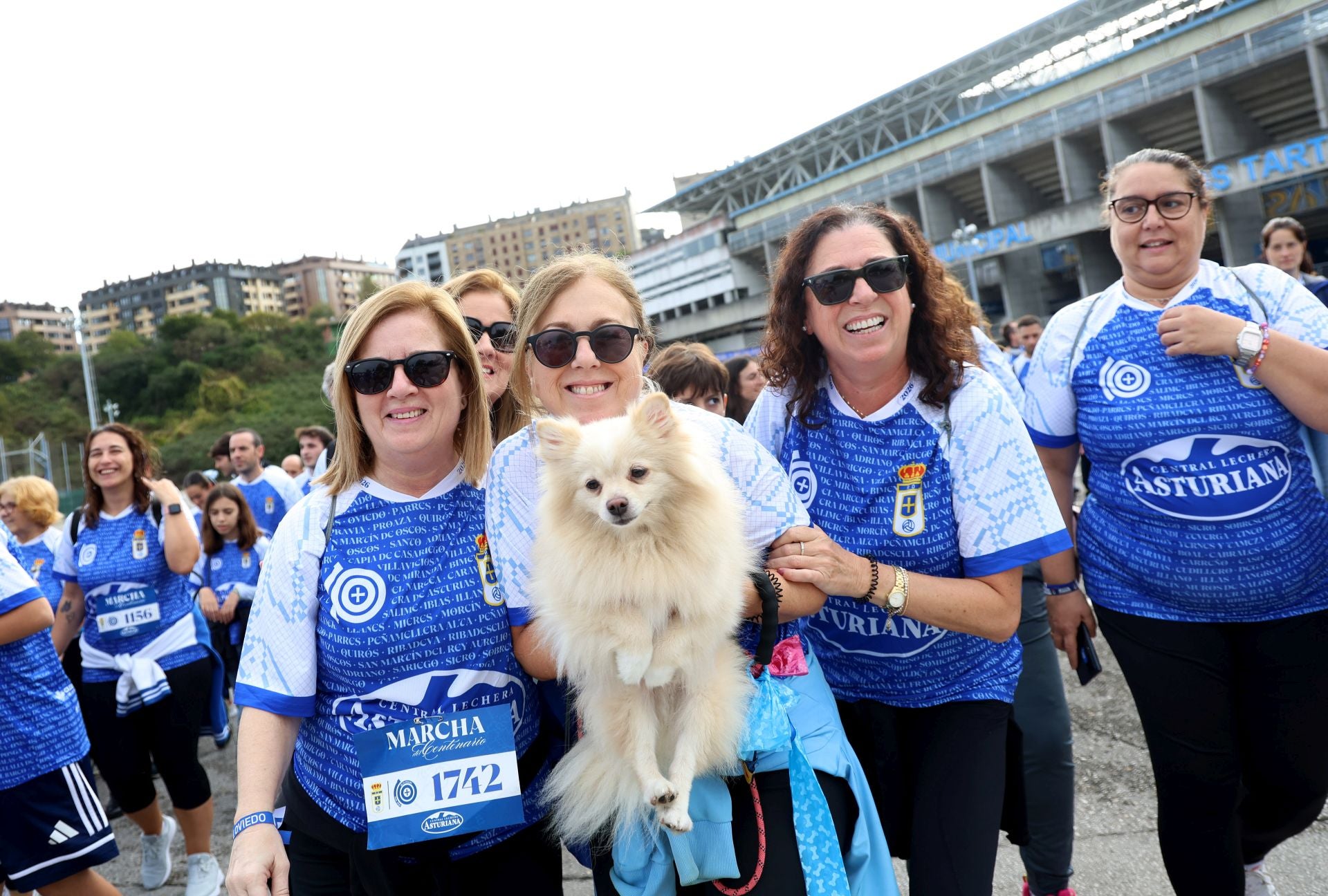 El centenario del Real Oviedo tiñe las calles de azul