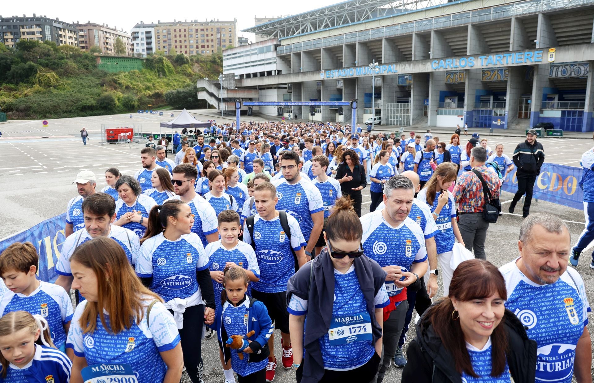 El centenario del Real Oviedo tiñe las calles de azul