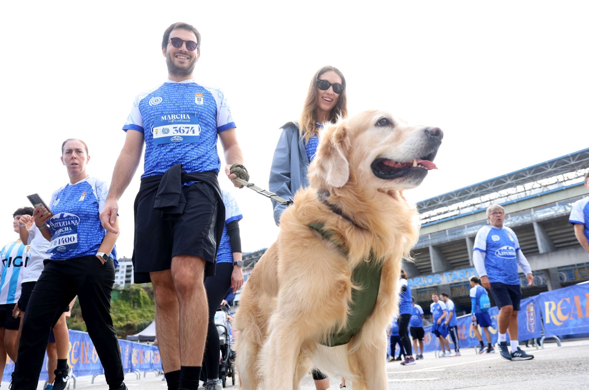 El centenario del Real Oviedo tiñe las calles de azul