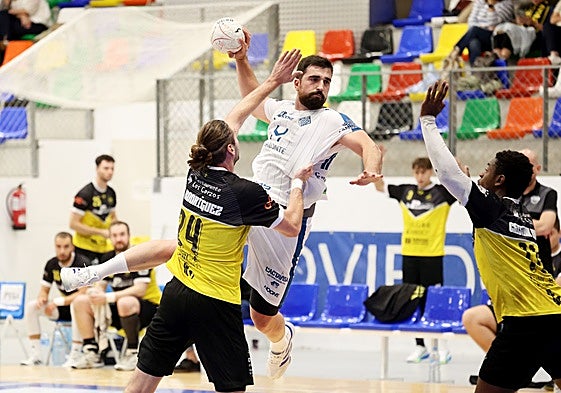 Ardisana, uno de los jugadores destacados de la Atlética, lanza a portería en el partido de ayer.