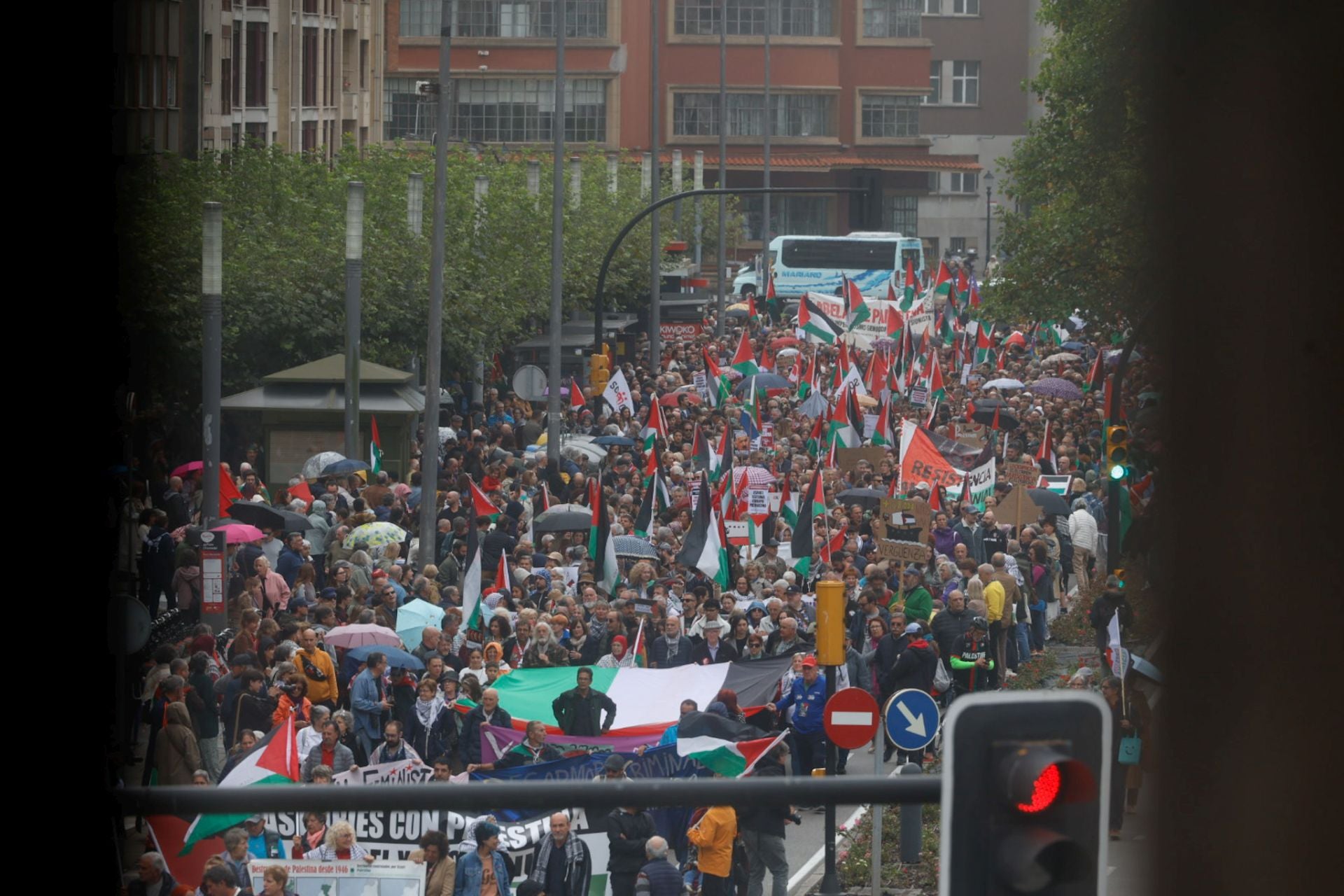 Las imágenes que deja la multitudinaria manifestación propalestina en Gijón
