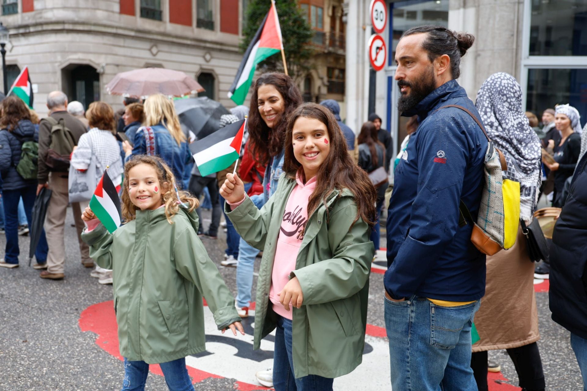 Las imágenes que deja la multitudinaria manifestación propalestina en Gijón