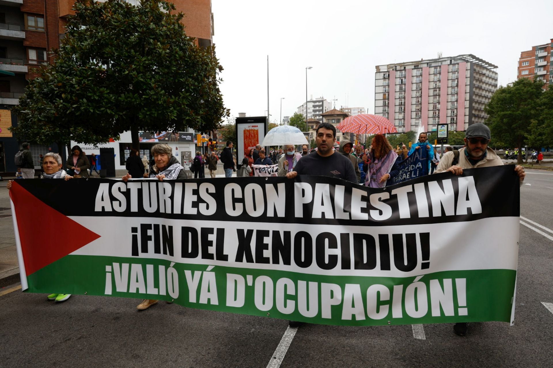Las imágenes que deja la multitudinaria manifestación propalestina en Gijón