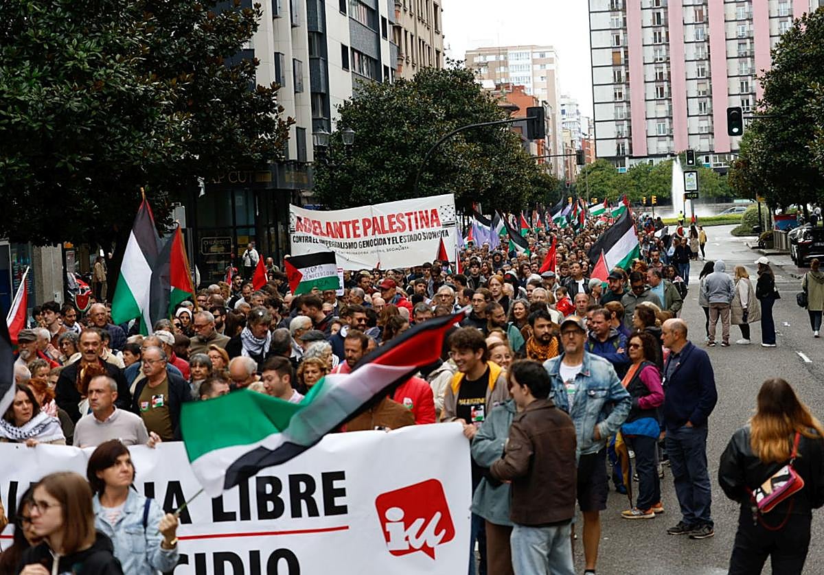 Las imágenes que deja la multitudinaria manifestación propalestina en Gijón