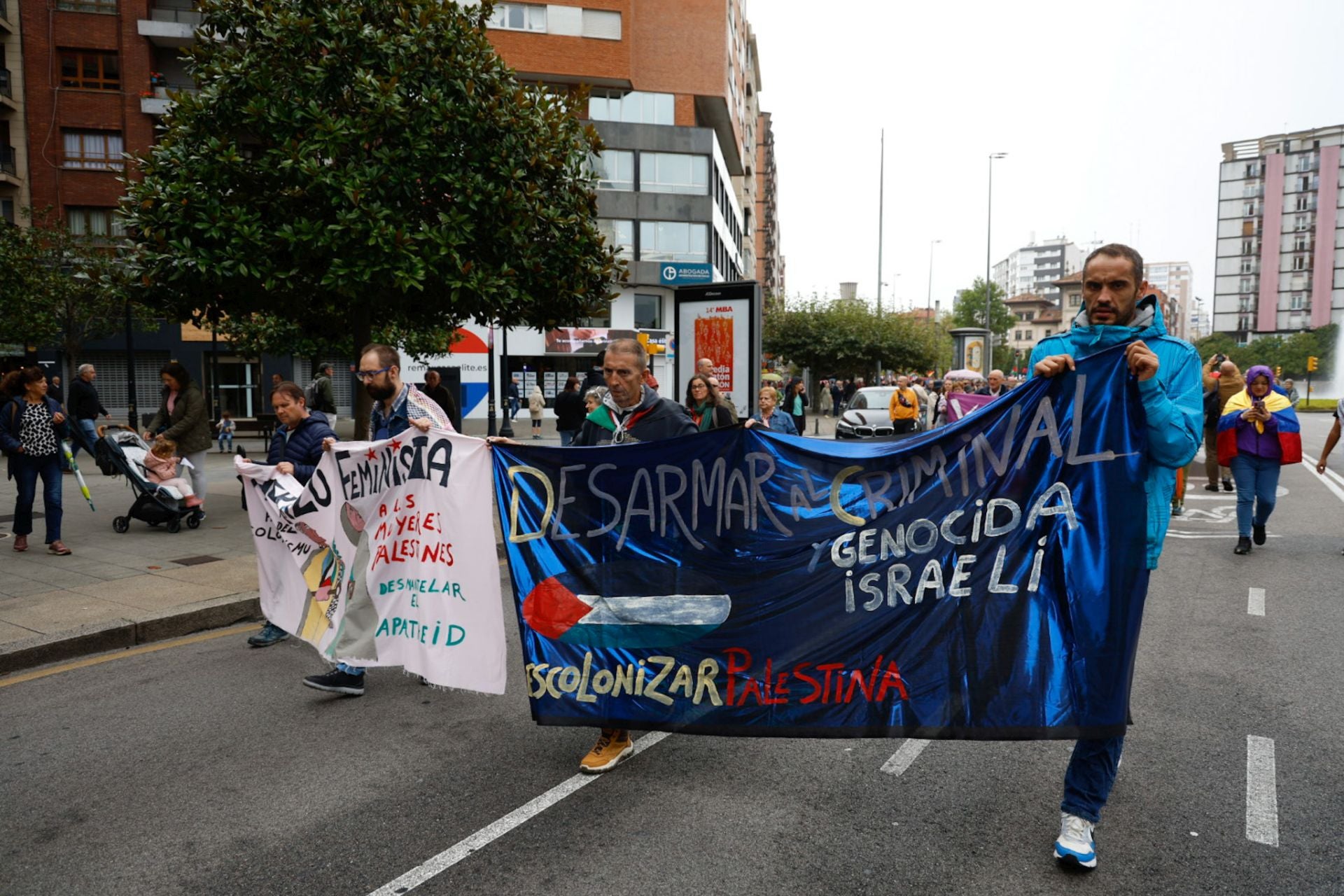Las imágenes que deja la multitudinaria manifestación propalestina en Gijón
