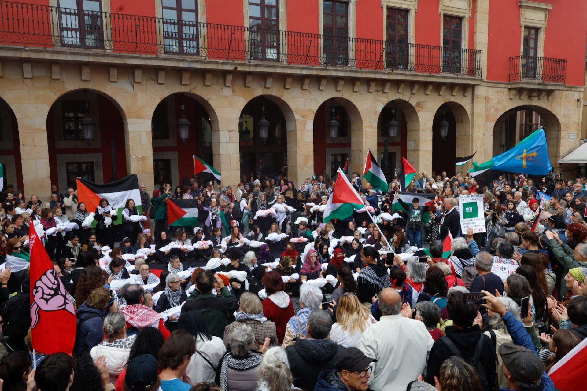 Las imágenes que deja la multitudinaria manifestación propalestina en Gijón