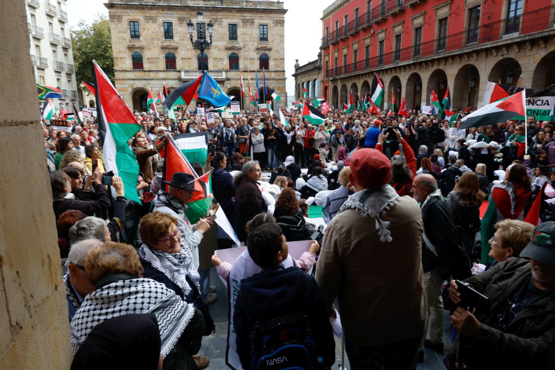 Las imágenes que deja la multitudinaria manifestación propalestina en Gijón