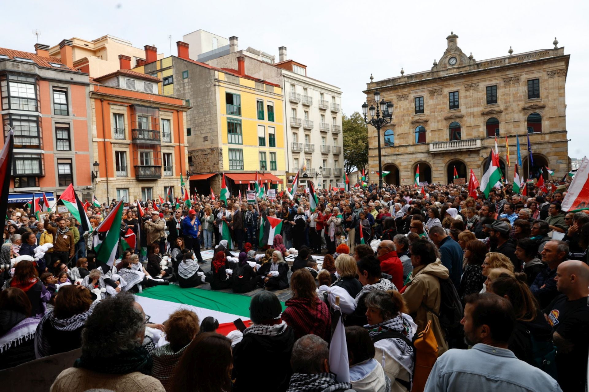 Las imágenes que deja la multitudinaria manifestación propalestina en Gijón