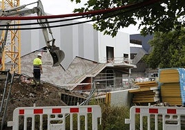 Fachada lateral del futuro supermercado de Mercadona, con un diseño similar a la del estadio de El Molinón ubicado a escasos metros.