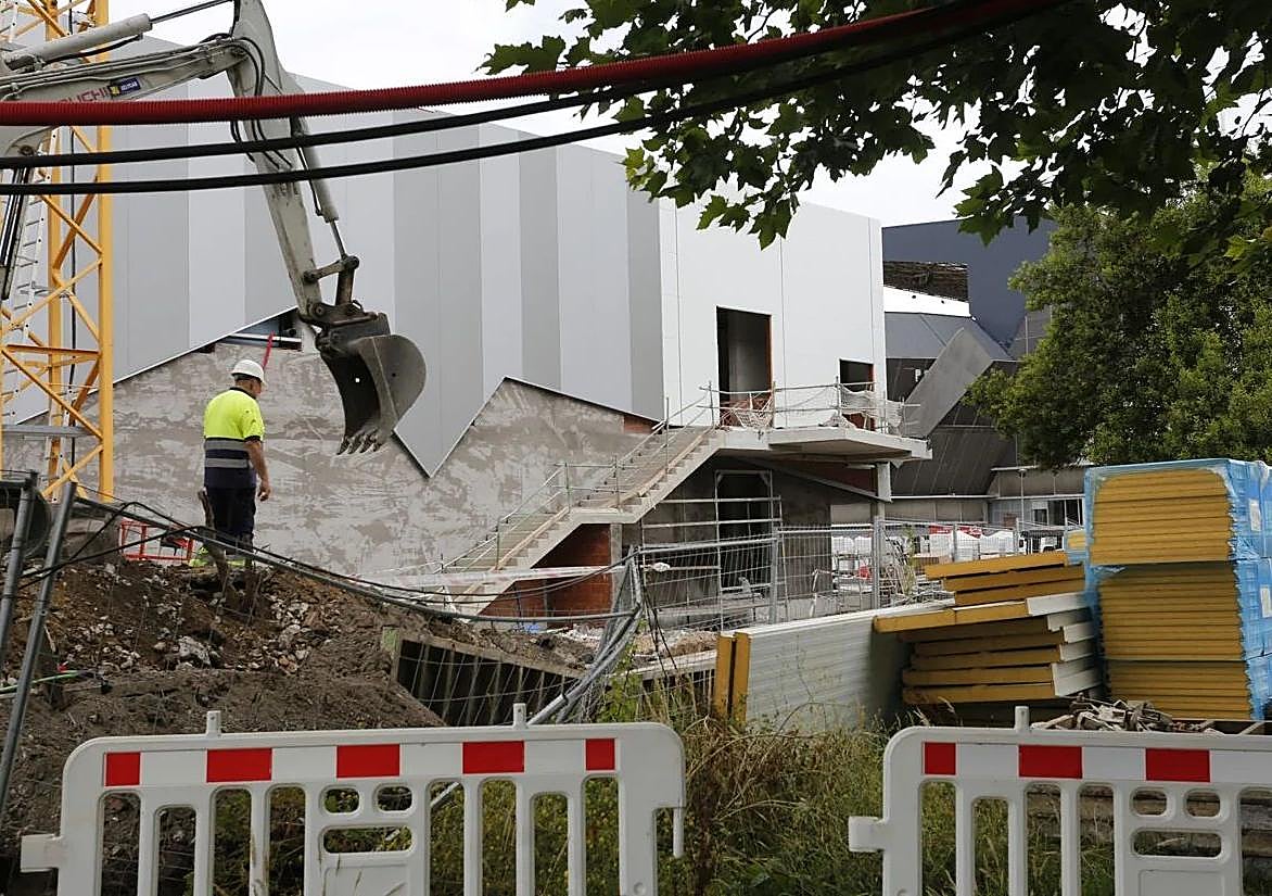 Fachada lateral del futuro supermercado de Mercadona, con un diseño similar a la del estadio de El Molinón ubicado a escasos metros.