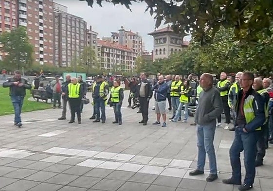 Motoristas en la plaza de El Humedal, durante la lectura del manifiesto contra la DGT.