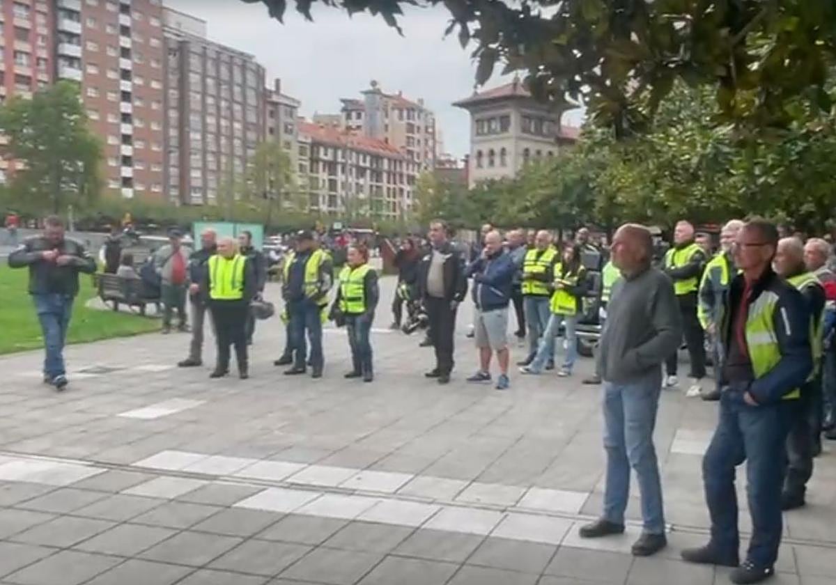 Motoristas en la plaza de El Humedal, durante la lectura del manifiesto contra la DGT.