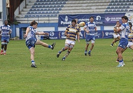 Acción de ataque del Pasek Belenos en el partido ante el Pozuelo en el Muro de Zaro.