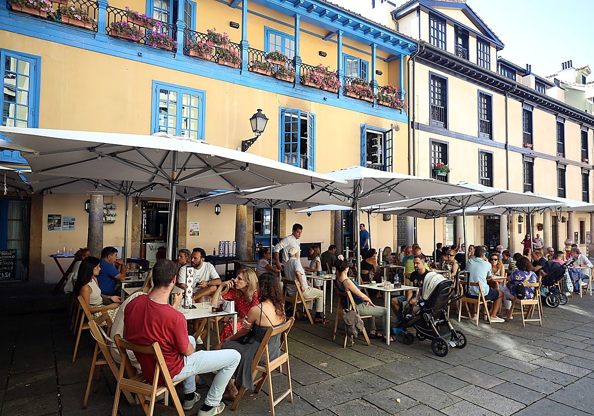 Turistas en las terrazas de la plaza del Fontán.