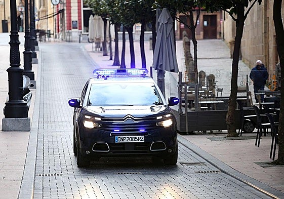 Un coche de la Policía Nacional por las calles de Oviedo.
