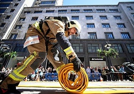 Un bombero, durante una exhibición en la calle Pelayo.