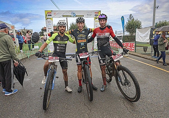 Javier de Cueto, Carlos Fernández y Jesús Medrano, ayer tras finalizar la carrera.