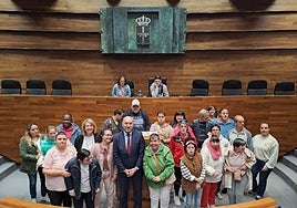 El presidente de la Junta General del Principado, Juan Cofiño (centro), con los usuarios del Centro de Apoyo a la Integración (CAI) de Candás