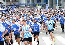 La afición no faltó a la cita e inundó Oviedo de camisetas azules.