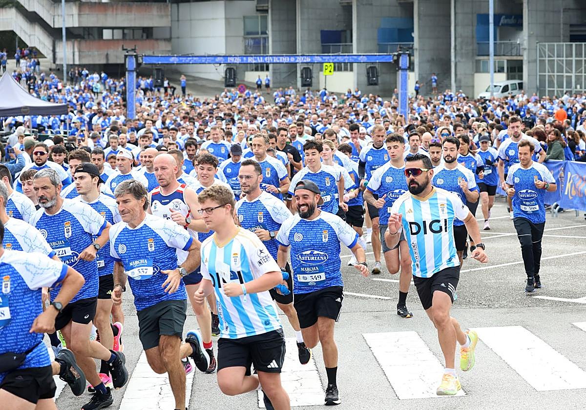 La afición no faltó a la cita e inundó Oviedo de camisetas azules.