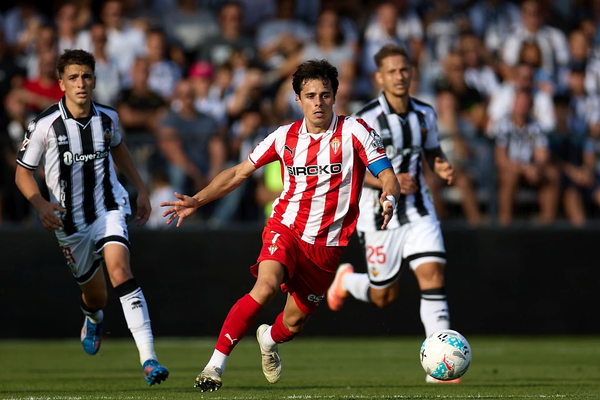 Gaspar Campos intenta sortear a varios rivales.