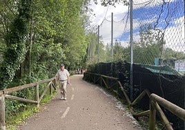 La senda fluvial, junto al cauce del Nora y el campo de fútbol, en la población sierense de Colloto.