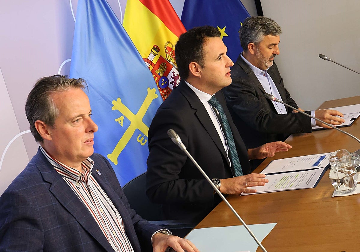 Marcelino Marcos Líndez, Guillermo Peláez y Alejandro Calvo, tras el Consejo de Gobierno.