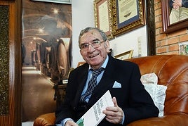 El empresario y destilador riosellano Emilio Serrano en el despacho de su casa de Collera