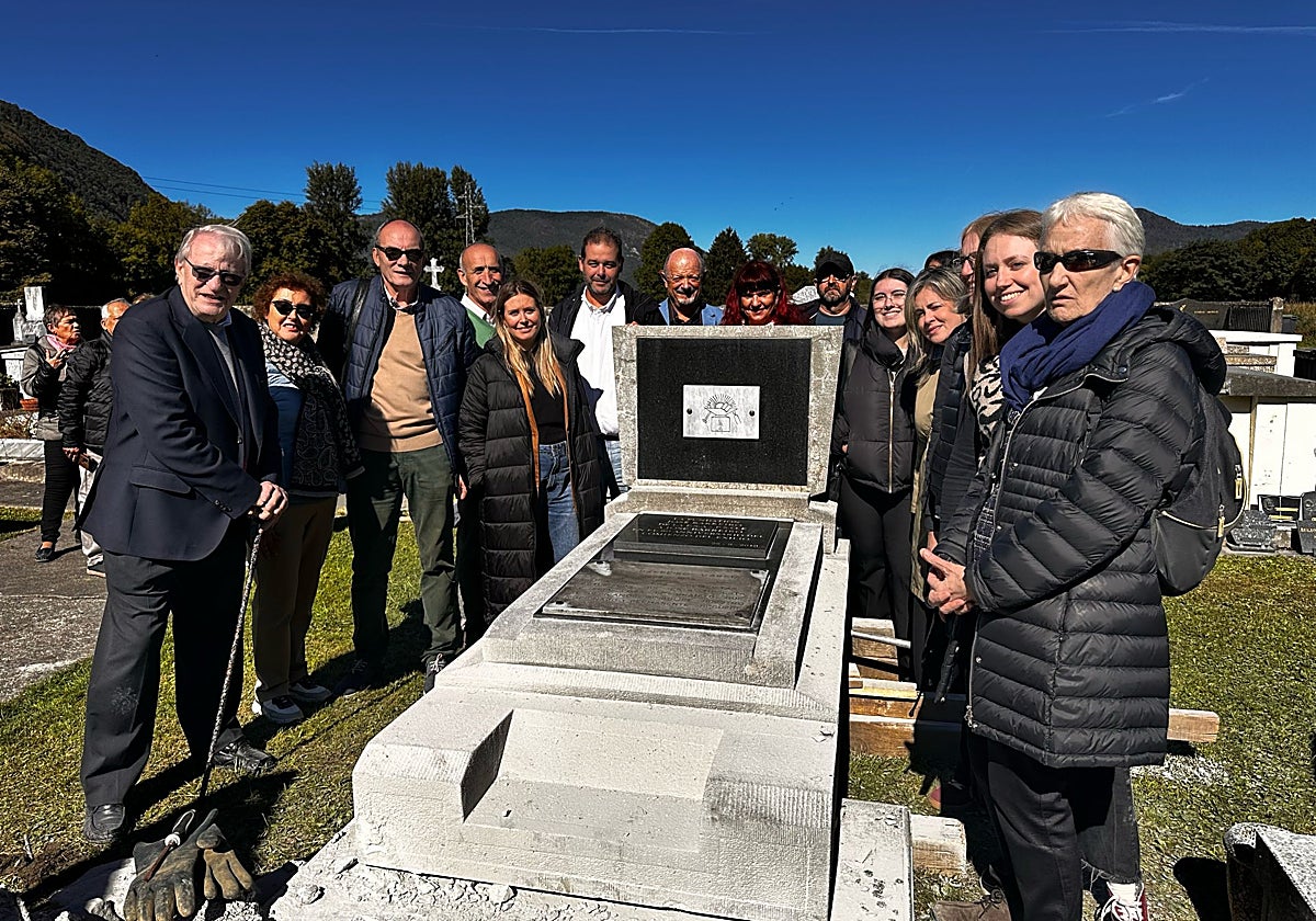Los representantes de la Fundación José Barreiro y el alcalde de Choum, ante la tumba de José Barreiro, su esposa y sus dos hijos en el cementerio de esta localidad de los Pirineos franceses.