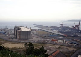 A la izquierda, la regasificadora de El Musel. La propuesta para ubicar el parque de baterías quedaría a escasos 200 metros.