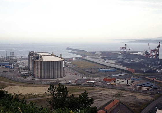 A la izquierda, la regasificadora de El Musel. La propuesta para ubicar el parque de baterías quedaría a escasos 200 metros.
