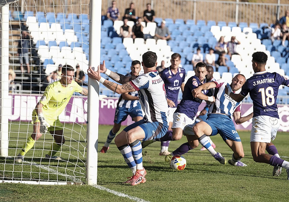 Álvaro Santamaría marca el primer gol del Real Avilés en Guadalajara tras un primer remate fallido de Kevin Bautista.