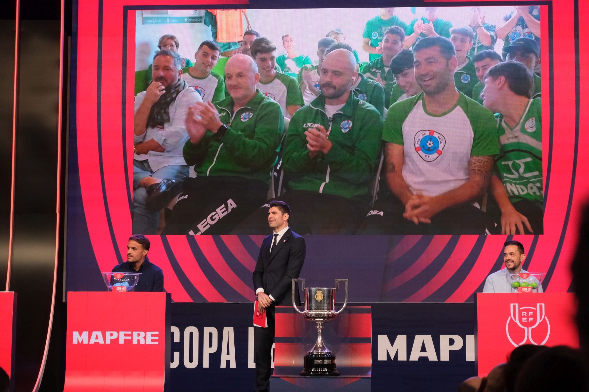 Un momento del sorteo, con el Puerto de Vega en la pantalla.