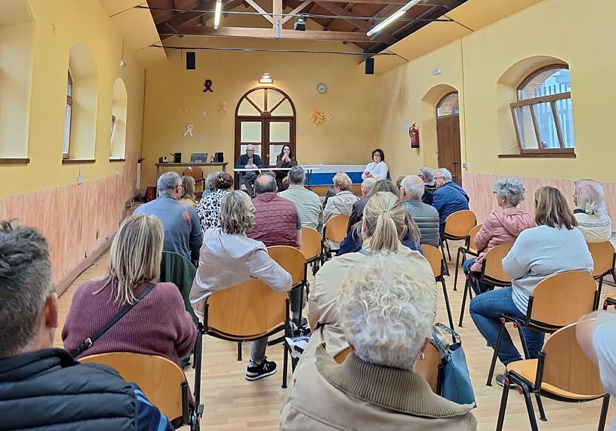 Reunión de los vecinos del Alfaraz y la Cruz de Illas.