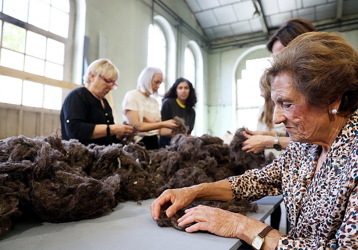 Varias mujeres trabajan en este proyecto en la Fábrica.