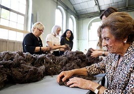 Varias mujeres trabajan en este proyecto en la Fábrica.