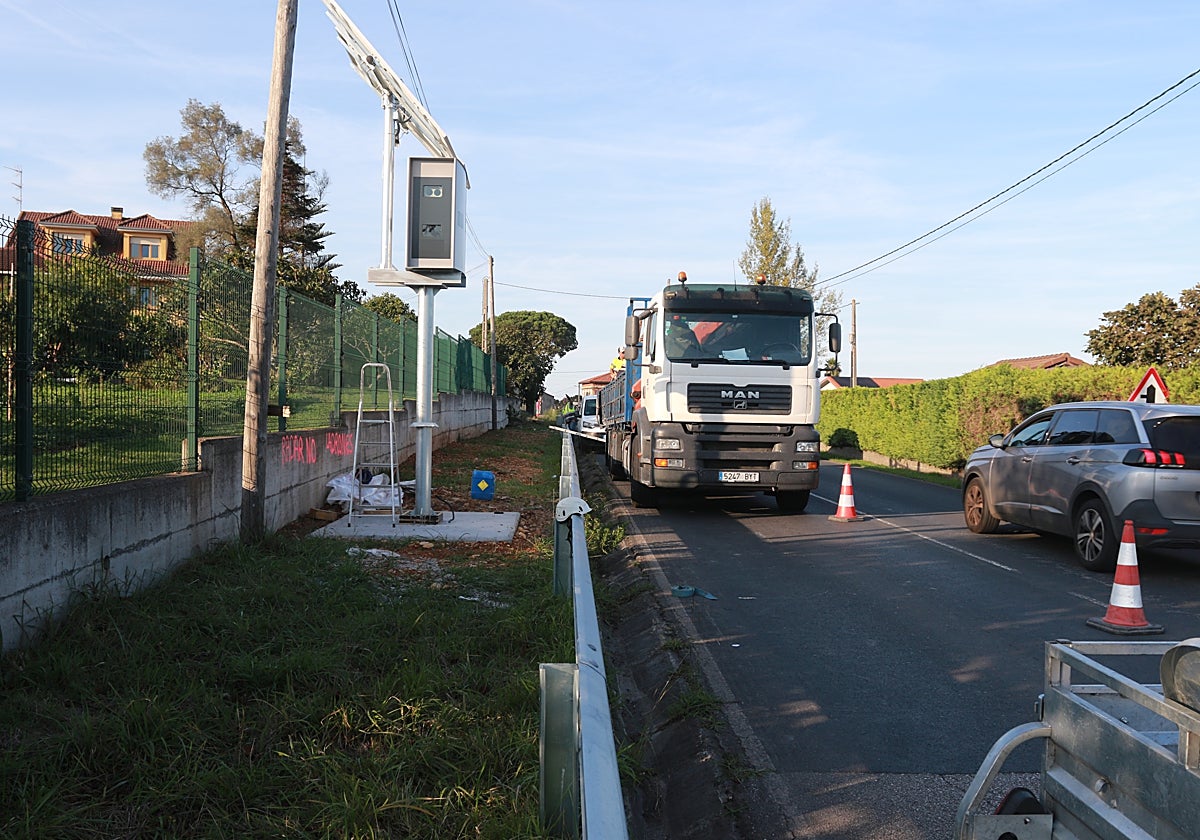 Instalación del nuevo radar fijo en la carretera de Pola de Siero AS-377.