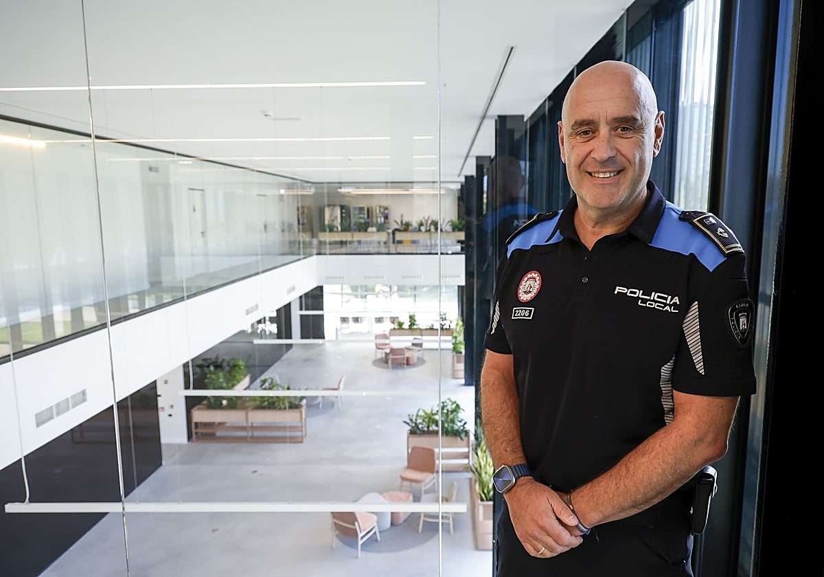Arturo Artime, en la nueva jefatura de la Policía Local de Gijón.
