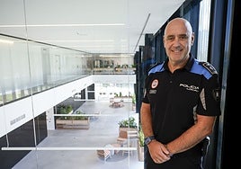 Arturo Artime, en la nueva jefatura de la Policía Local de Gijón.