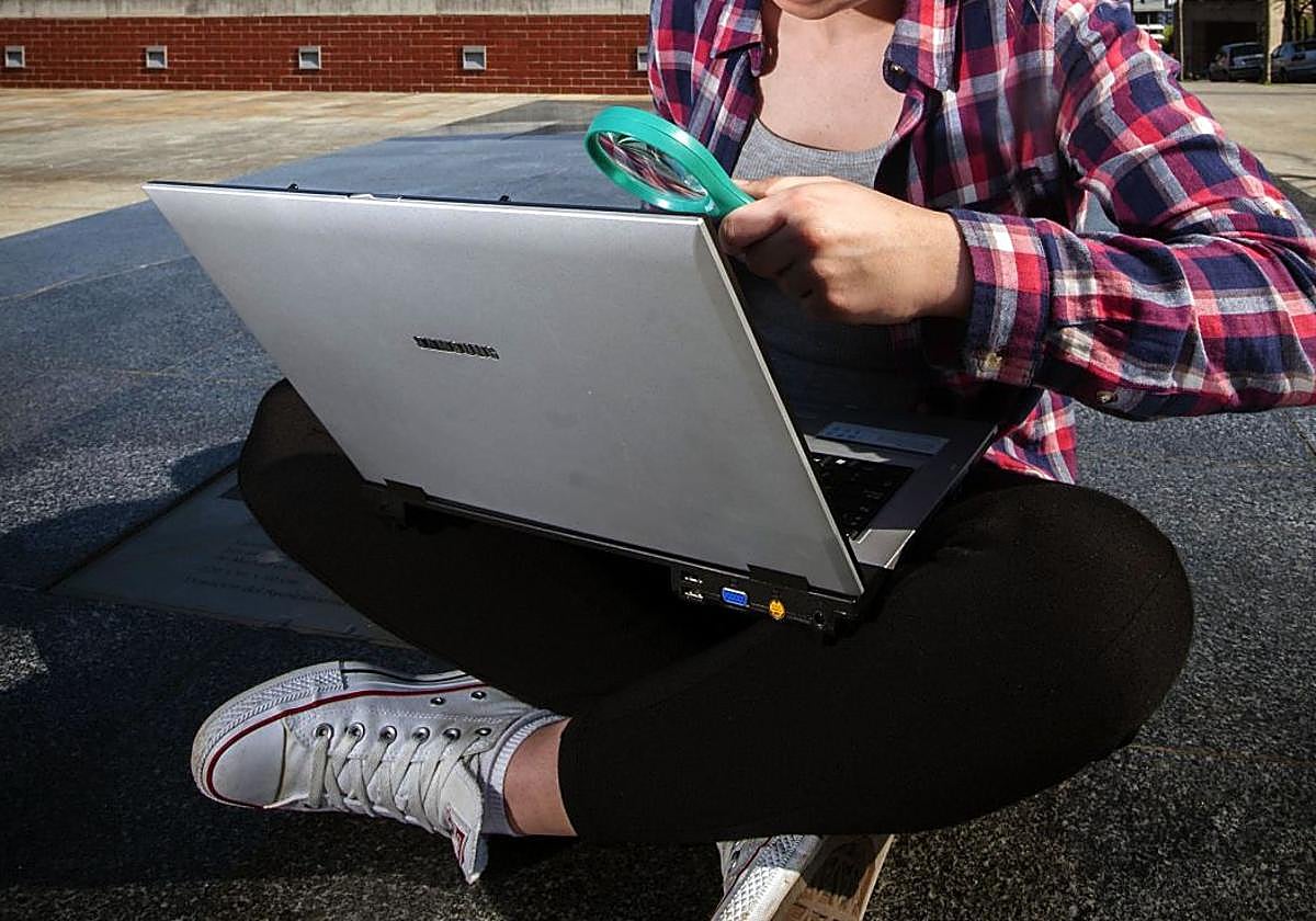 Una mujer observa su ordenador.
