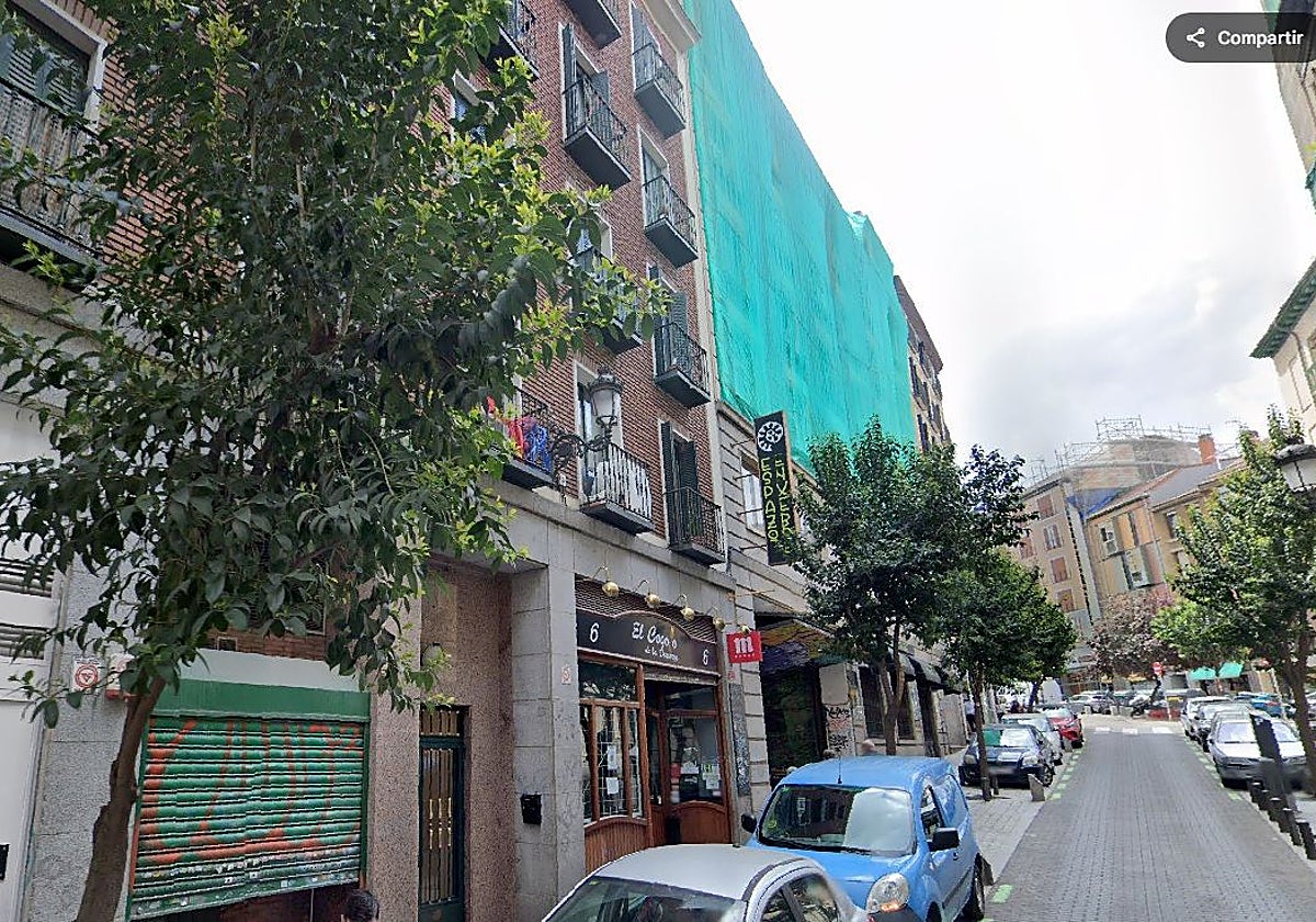 En la imagen, el restaurante asturiano El Cogollo de la Descarga. A su lado, cubierto con una lona verde, el edificio que se derrumbó en Madrid.