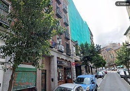 En la imagen, el restaurante asturiano El Cogollo de la Descarga. A su lado, cubierto con una lona verde, el edificio que se derrumbó en Madrid.