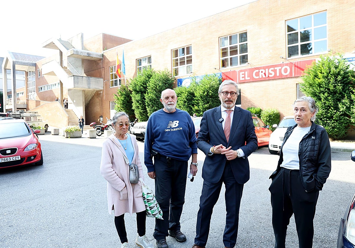 El diputado de Vox, Javier Jové, con María del Mar Álvarez, Godofredo Rodríguez y María García, usuarios del centro.