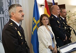 El jefe superior de Policía de Asturias, Jorge Ignacio Moreno; la delegada del Gobierno, Adriana Lastra; el nuevo jefe regional de operaciones, Manuel Faes; y el comisario de Gijón, Fermín Treceño, durante el acto de toma de posesión en la delegación del Gobierno.