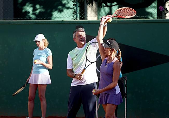 Sánchez Vicario da indicaciones a una tenista.