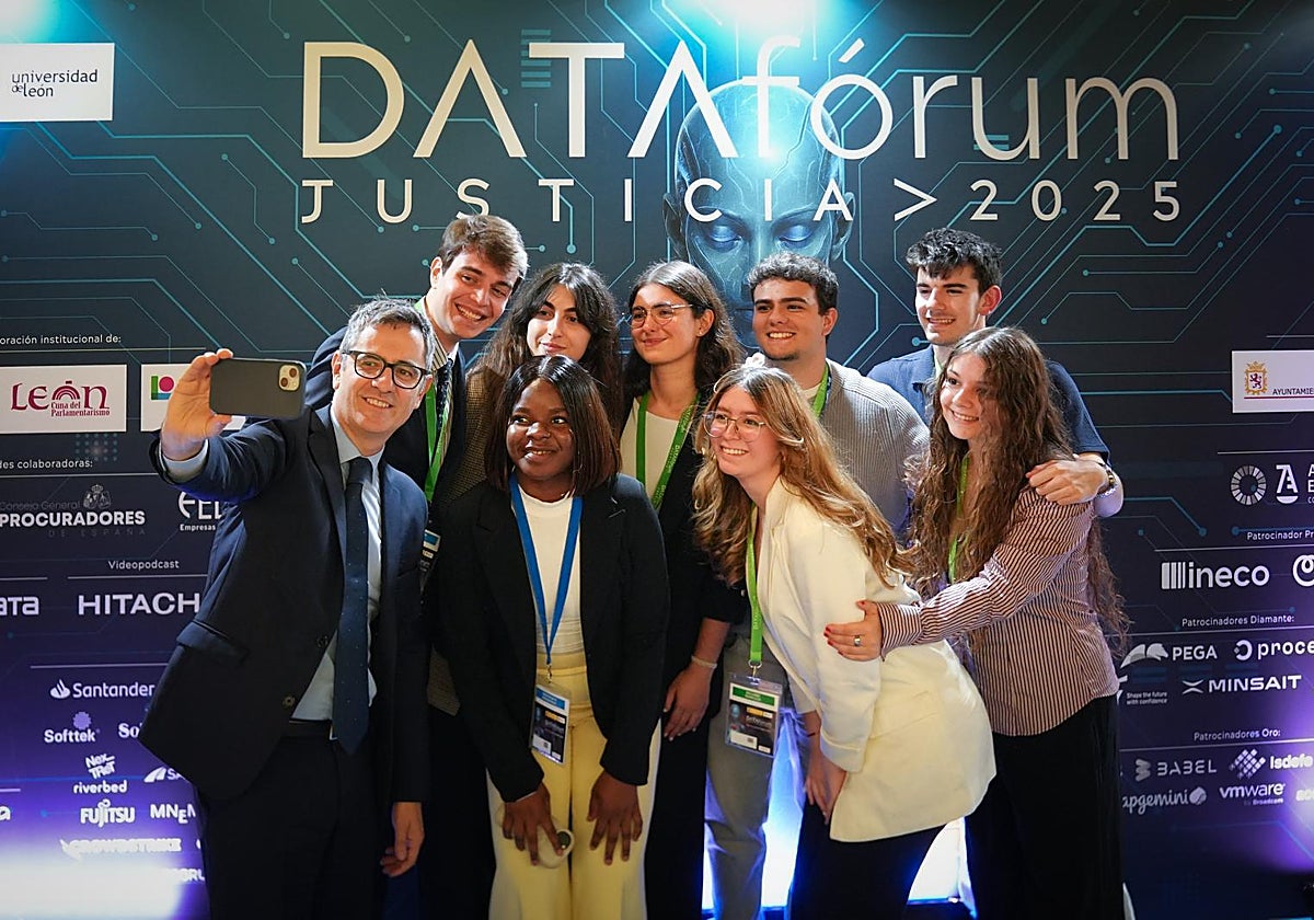 Los estudiantes de la Universidad de Oviedo, con el ministro Bolaños.