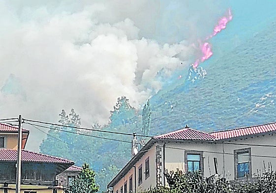 El fuego, el pasado agosto, calcinó los montes comunales próximos a Genestoso, en Cangas del Narcea.